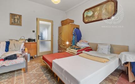 TICHÝ 3I BYT S NEPRIECHODNÝMI IZBAMI A S LOGGIOU NA PRAŽSKEJ