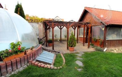 TOP!!! KRÁSNY RODINNÝ DOM S BAZÉNOM A ZÁHRADOU KÚSOK OD ŠALE