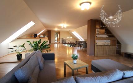 TOP!!! KRÁSNY RODINNÝ DOM S BAZÉNOM A ZÁHRADOU KÚSOK OD ŠALE