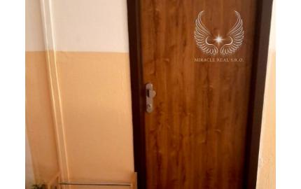 NOVOZREKONŠTRUOVANÝ 2I BYT S NEPRIECHODNÝMI IZBAMI NA KPT. RAŠU