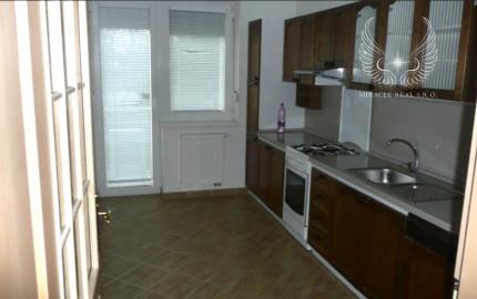 TOP!!! VEĽKÝ, NEZARIADENÝ 3I BYT S LOGGIOU V KARLOVEJ VSI