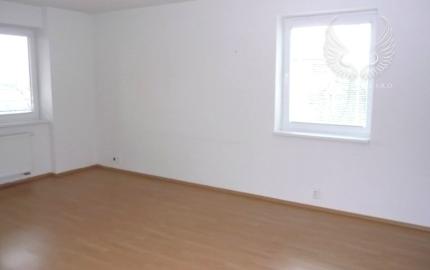 TOP!!! VEĽKÝ, NEZARIADENÝ 3I BYT S LOGGIOU V KARLOVEJ VSI