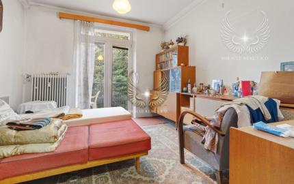 TICHÝ 3I BYT S NEPRIECHODNÝMI IZBAMI A S LOGGIOU NA PRAŽSKEJ