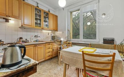 TICHÝ 3I BYT S NEPRIECHODNÝMI IZBAMI A S LOGGIOU NA PRAŽSKEJ ULICI