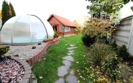 RODINNÝ DOM S BAZÉNOM A ZÁHRADOU KÚSOK OD ŠALE