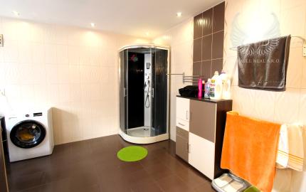 RODINNÝ DOM S BAZÉNOM A ZÁHRADOU KÚSOK OD ŠALE