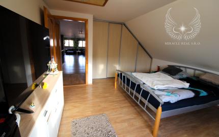 RODINNÝ DOM S BAZÉNOM A ZÁHRADOU KÚSOK OD ŠALE