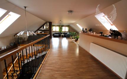 RODINNÝ DOM S BAZÉNOM A ZÁHRADOU KÚSOK OD ŠALE