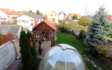 RODINNÝ DOM S BAZÉNOM A ZÁHRADOU KÚSOK OD ŠALE