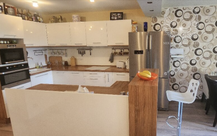 ATYPICKÝ PRIESTRANNÝ 4-IZBOVÝ MEZONET V DÚBRAVKE