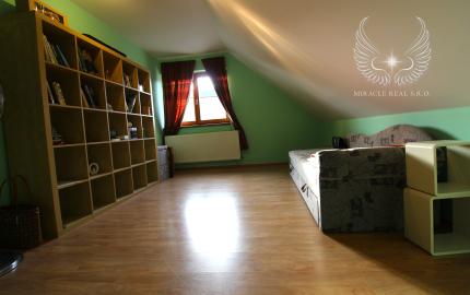 RODINNÝ DOM S BAZÉNOM A ZÁHRADOU KÚSOK OD ŠALE