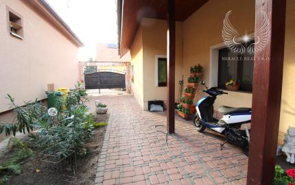 RODINNÝ DOM S BAZÉNOM A ZÁHRADOU KÚSOK OD ŠALE