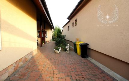 RODINNÝ DOM S BAZÉNOM A ZÁHRADOU KÚSOK OD ŠALE