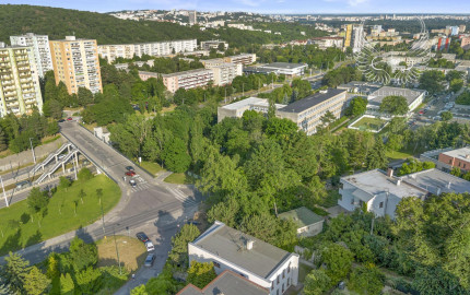 NOVOZREKONŠTRUOVANÝ 3PODLAŽNÝ ROD. DOM SO ZÁHRADOU POD LESOM