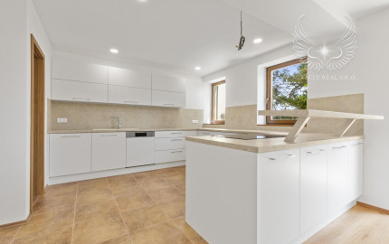 NOVOZREKONŠTRUOVANÝ 3PODLAŽNÝ ROD. DOM SO ZÁHRADOU POD LESOM