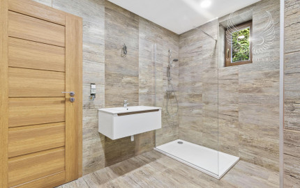 NOVOZREKONŠTRUOVANÝ 3PODLAŽNÝ ROD. DOM SO ZÁHRADOU POD LESOM