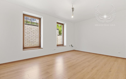 NOVOZREKONŠTRUOVANÝ 3PODLAŽNÝ ROD. DOM SO ZÁHRADOU POD LESOM