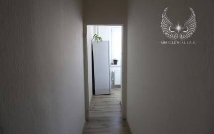 VEĽKÝ, ZREKONŠTRUOVANÝ 1I BYT AJ SO ZARIADENÍM V DÚBRAVKE