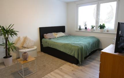 VEĽKÝ, ZREKONŠTRUOVANÝ 1I BYT AJ SO ZARIADENÍM V DÚBRAVKE