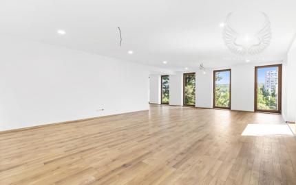 Bývanie pod lesom s nekonečnými možnosťami – Luxusný 7-izbový dom v Karlovej Vsi