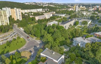 Bývanie pod lesom s nekonečnými možnosťami – Luxusný 7-izbový dom v Karlovej Vsi