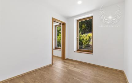 Bývanie pod lesom s nekonečnými možnosťami – Luxusný 7-izbový dom v Karlovej Vsi