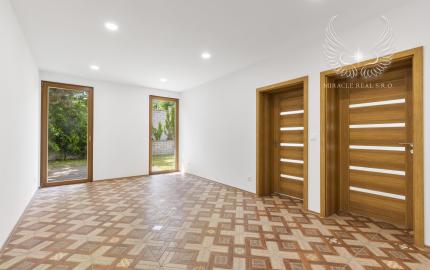 Bývanie pod lesom s nekonečnými možnosťami – Luxusný 7-izbový dom v Karlovej Vsi