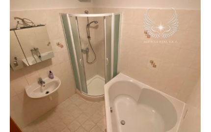 Priestranný 3izbový byt na prenájom s 2mi parkovacími miestami