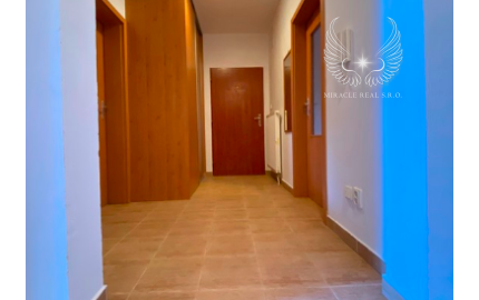 Priestranný 3izbový byt na prenájom s 2mi parkovacími miestami