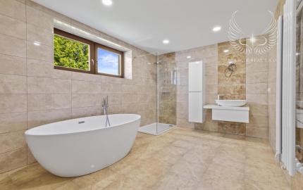 Bývanie pod lesom s nekonečnými možnosťami – Luxusný 7-izbový dom v Karlovej Vsi