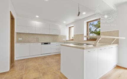 Bývanie pod lesom s nekonečnými možnosťami – Luxusný 7-izbový dom v Karlovej Vsi