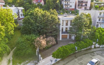 Bývanie pod lesom s nekonečnými možnosťami – Luxusný 7-izbový dom v Karlovej Vsi