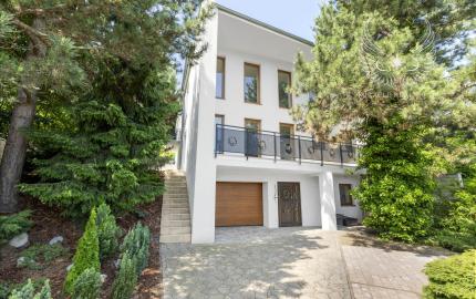 TOP!!! LUXUSNÝ 2GENERAČNÝ ROD. DOM POD LESOM