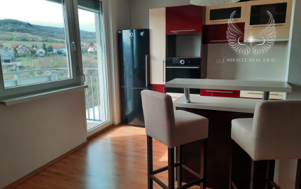 Tichý krásny 1-izbový byt v novostavbe s parkovacím státím na Kadnárovej ulici