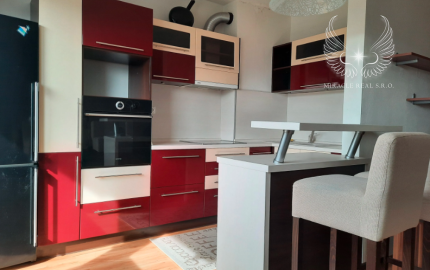 Tichý krásny 1-izbový byt v novostavbe s parkovacím státím na Kadnárovej ulici