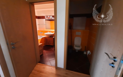 Tichý krásny 1-izbový byt v novostavbe s parkovacím státím na Kadnárovej ulici