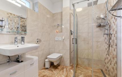 PREDAJ 5IZBOVÝ ROD. DOM SO ZÁHRADOU A PARKOVANÍM V NOVOSTAVBE