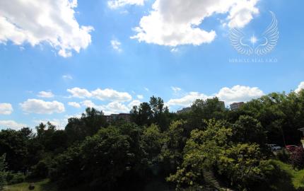 TOP!!! MODERNÝ 2I APARTMÁN S VEĽKÝM BALKÓNOM A PARKOVANÍM V NOVOSTAVBE