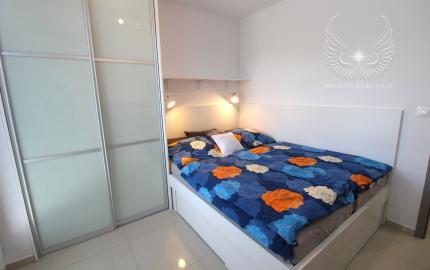 TOP!!! MODERNÝ 2I APARTMÁN S VEĽKÝM BALKÓNOM A PARKOVANÍM V NOVOSTAVBE