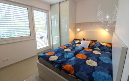TOP!!! MODERNÝ 2I APARTMÁN S VEĽKÝM BALKÓNOM A PARKOVANÍM V NOVOSTAVBE