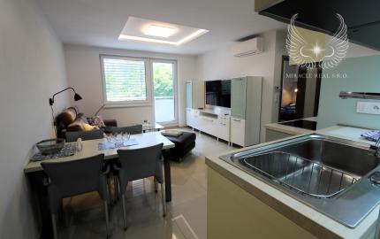 TOP!!! MODERNÝ 2I APARTMÁN S VEĽKÝM BALKÓNOM A PARKOVANÍM V NOVOSTAVBE