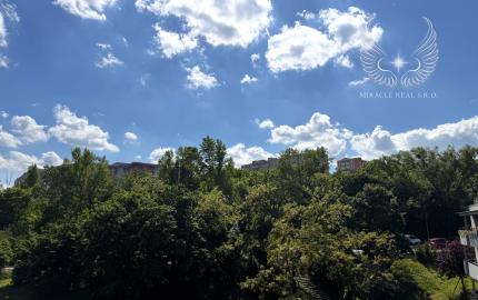 TOP!!! MODERNÝ 2I APARTMÁN S VEĽKÝM BALKÓNOM A PARKOVANÍM V NOVOSTAVBE