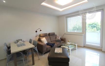 TOP!!! MODERNÝ 2I APARTMÁN S VEĽKÝM BALKÓNOM A PARKOVANÍM V NOVOSTAVBE