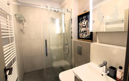 TOP!!! MODERNÝ 2I APARTMÁN S VEĽKÝM BALKÓNOM A PARKOVANÍM V NOVOSTAVBE