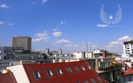Štýlové bývanie v srdci mesta s veľkou terasou a panoramatickým výhľadom!