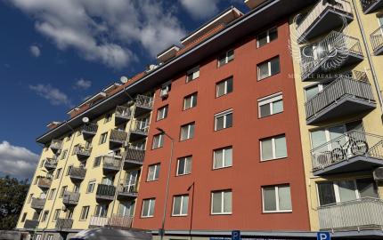 PRIESTRANNÝ 2I BYT (65 m²) S BALKÓNOM A VÝHĽADOM DO PARKU NA ZAČIATKU PETRŽALKY