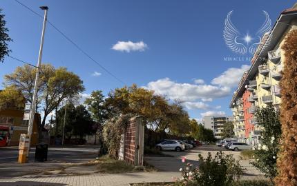 PRIESTRANNÝ 2I BYT (65 m²) S BALKÓNOM A VÝHĽADOM DO PARKU NA ZAČIATKU PETRŽALKY