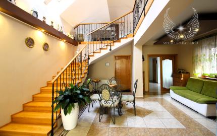 TOP!!! KRÁSNY RODINNÝ DOM S BAZÉNOM A ZÁHRADOU KÚSOK OD ŠALE