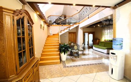 TOP!!! KRÁSNY RODINNÝ DOM S BAZÉNOM A ZÁHRADOU KÚSOK OD ŠALE