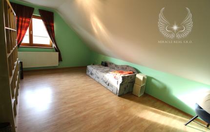 TOP!!! KRÁSNY RODINNÝ DOM S BAZÉNOM A ZÁHRADOU KÚSOK OD ŠALE